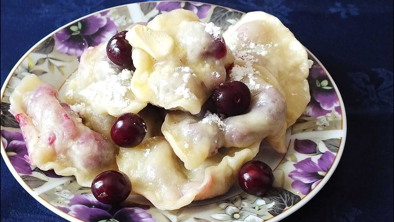 Вареники заварные с вишней. Вареники с вишней. Вареники с вишней на пару на кефире. Тесто для вареников с вишней. Заварное тесто для вареников с вишней.