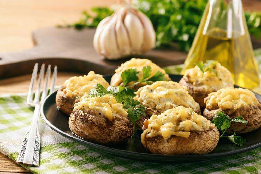 Шампиньоны запеченные с помидорами и сыром (пошаговый рецепт с фото) - pro vkusnyashki