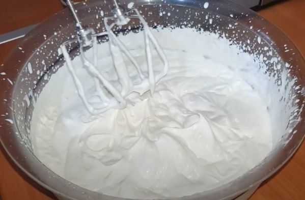 Сливки + сгущёнка = любимое сливочное мороженное. покажу 2 способа как взбивать и в каком порядке соединять ингредиенты