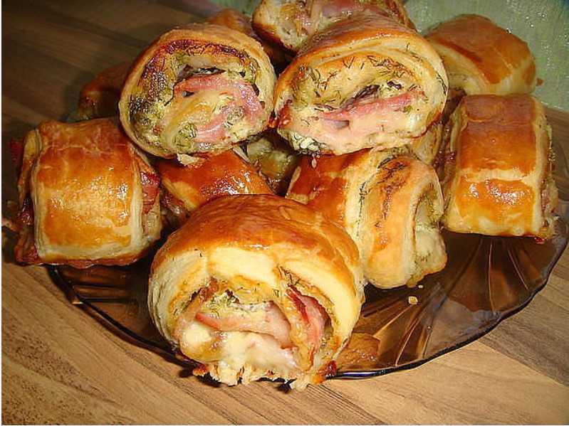 Колбасные цветочки из слоеного теста рецепт с фото пошагово - 1000.menu