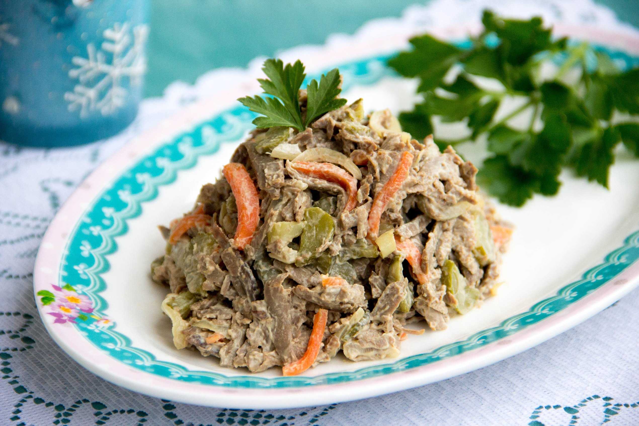 Салат из куриной печени слоеный