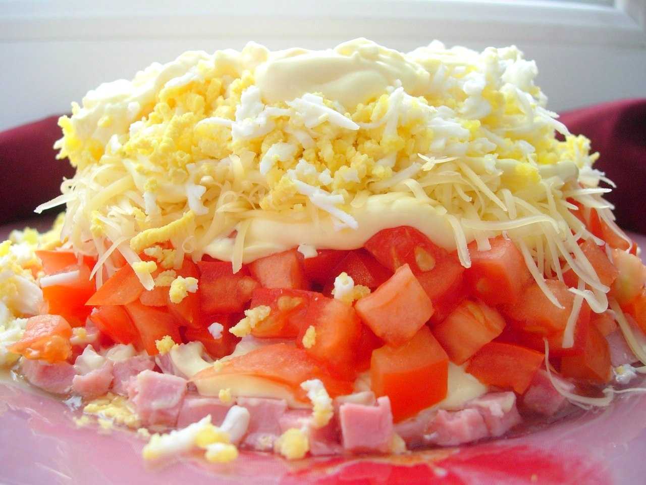 Салат с курицей и помидорами – 9 очень вкусных рецептов
