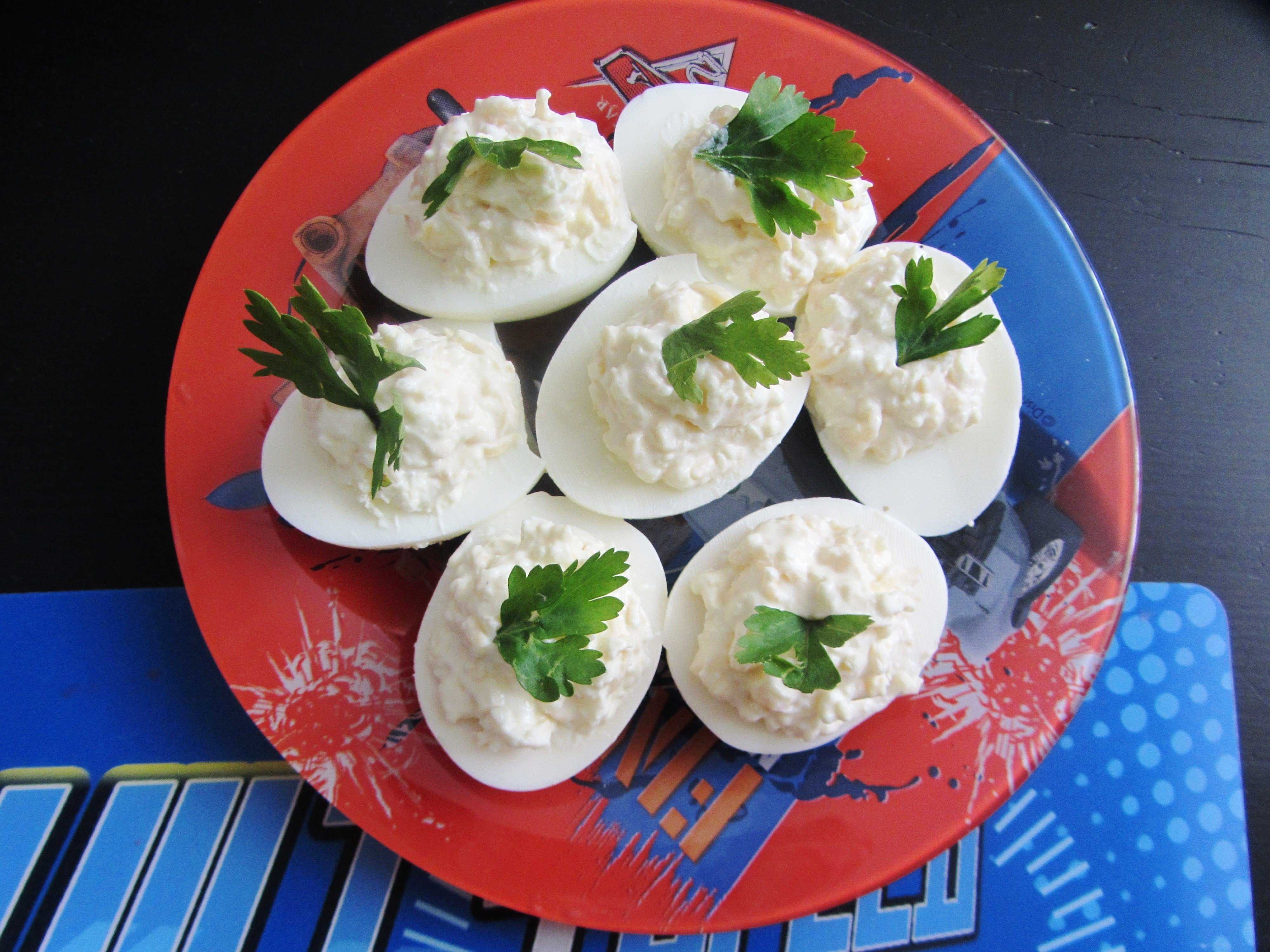 Яйца с укропом и сыром фаршированные