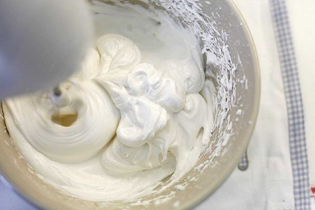 Белково заварной крем рецепт в домашних условиях. Белково взбивной крем. Заварной масляный крем. Белковый заварной крем. Воздушный крем для торта.
