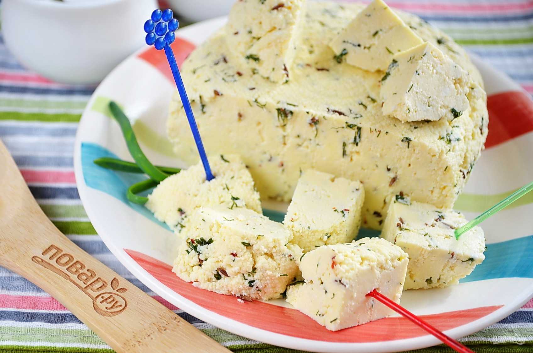 Сварить домашний сыр из творога и молока. Сыр. Сыр с зеленью. Домашний сыр с зеленью. Домашний сыр с зеленью и чесноком.