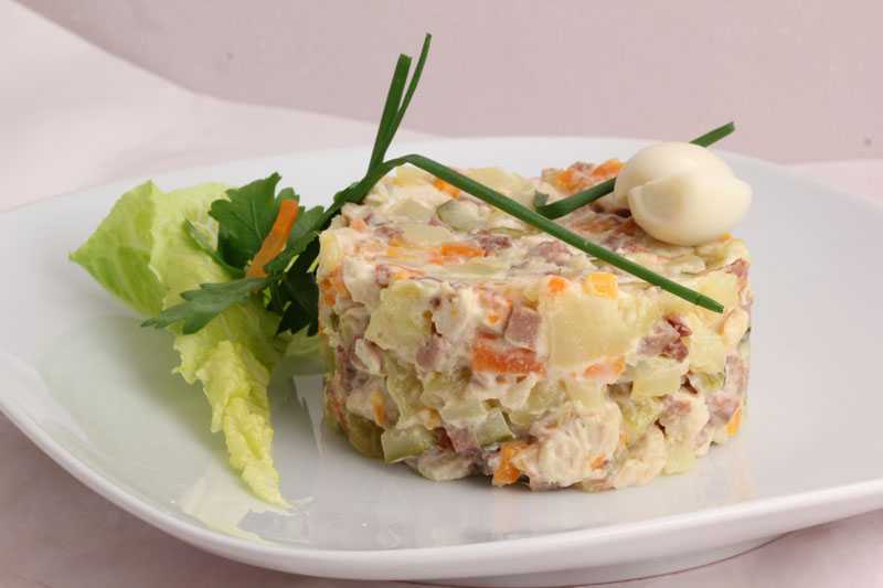 Салаты с курицей: простые и вкусные рецепты салатов из курицы на каждый день или на праздник