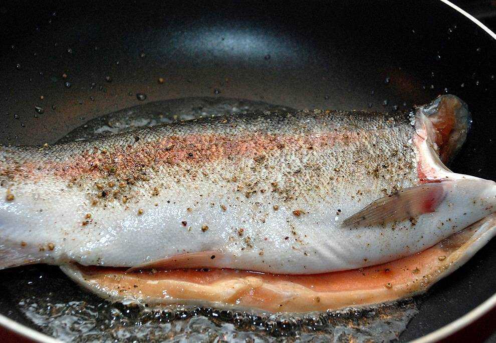 Как вкусно приготовить форель в духовке и на сковороде