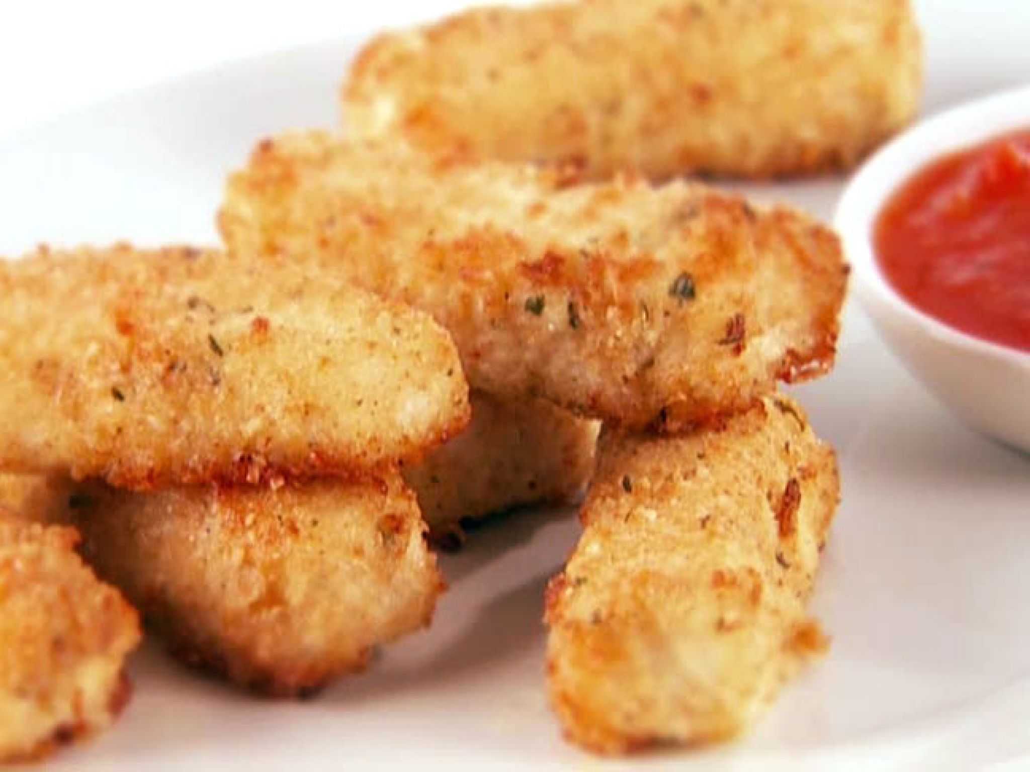 Fish sticks. Рыбные палочки. Рыбные палочки запеченные. Рыбные палочки с соусом. Рыбные палочки в розовом соусе.