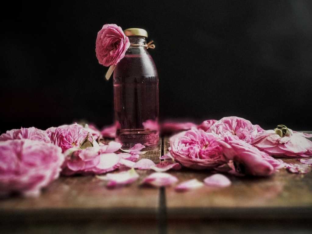 Домашняя розовая вода. Rose Water. Розовые лепестки в воде. Салат из лепестков роз с трюфельным маслом.