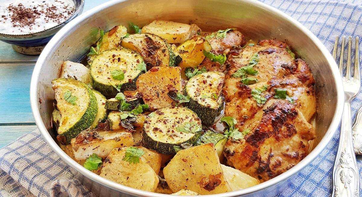 Курица с кабачками в духовке: 8 простых рецептов