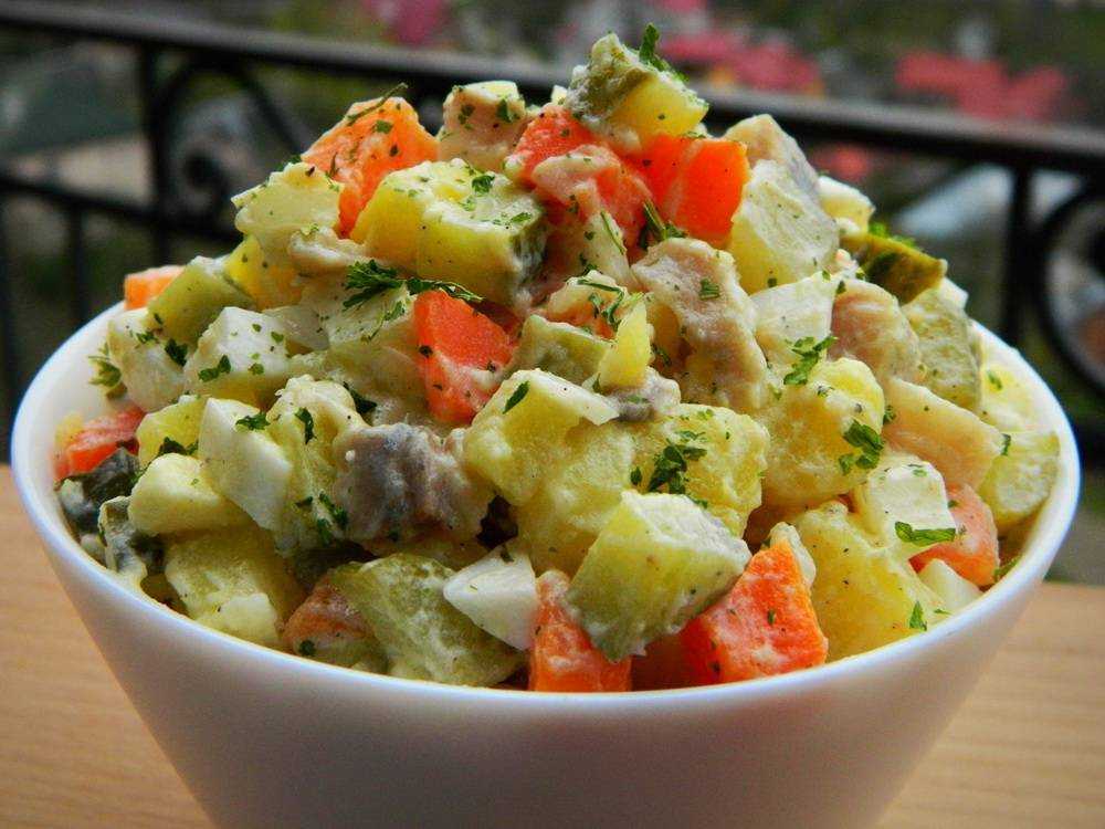 Салат с капустой, огурцом и яйцом: рецепт