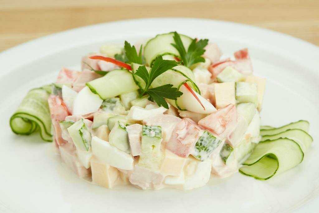 Салат коктейль с ветчиной сыром и огурцами