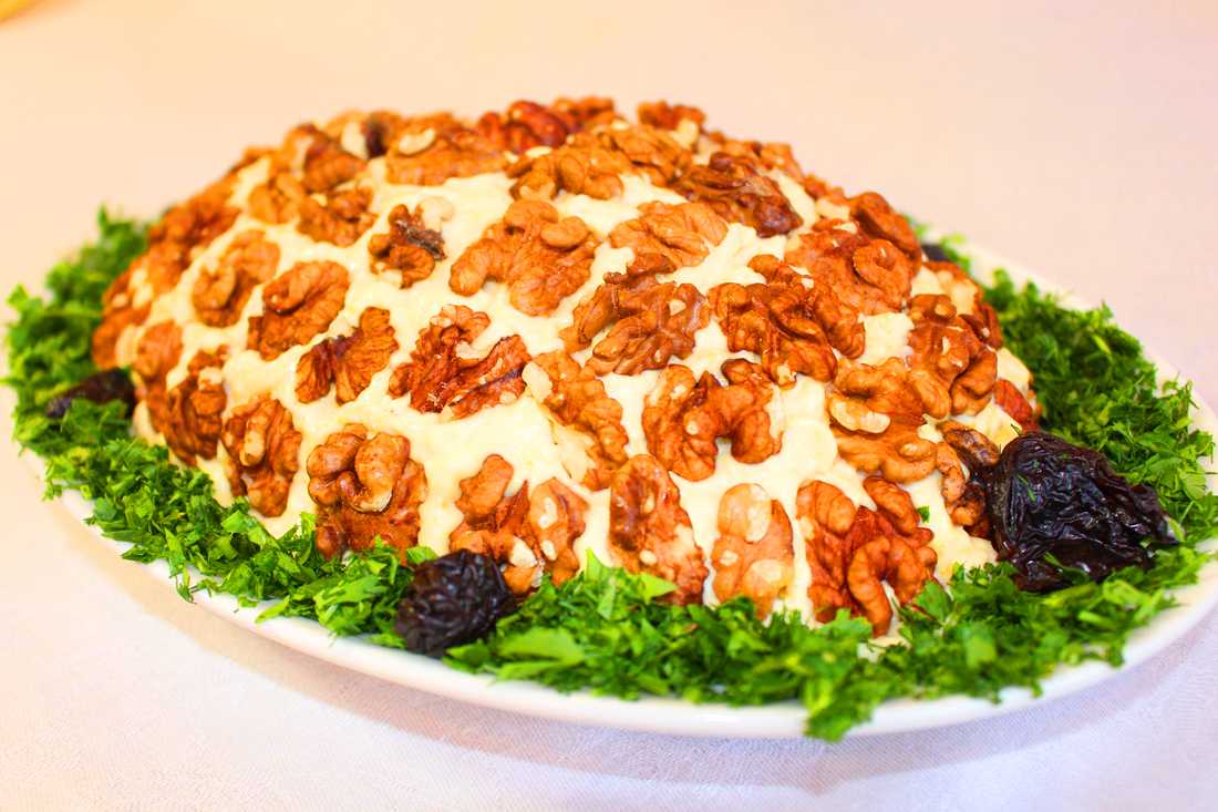 Салат черепаха – классический рецепт приготовления с курицей, яблоком и грецкими орехами