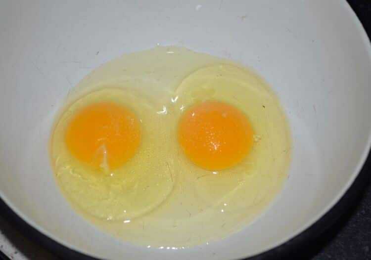 Блины яйцо без масла. Яичные блинчики. Яичные блинчики для салата с крахмалом. Макалка для блинов из яиц и масла. Макушка для блинов яйца с маслом.