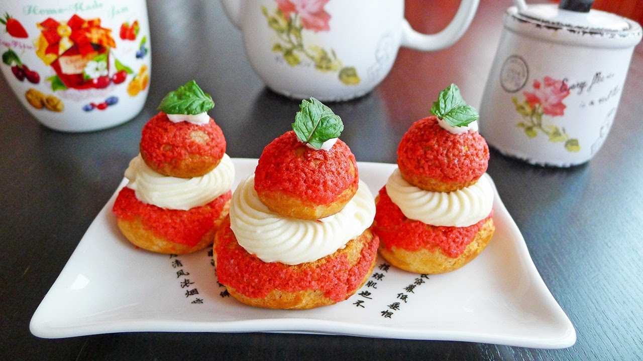 Шу с кремом, вишневым джемом и кракелином
