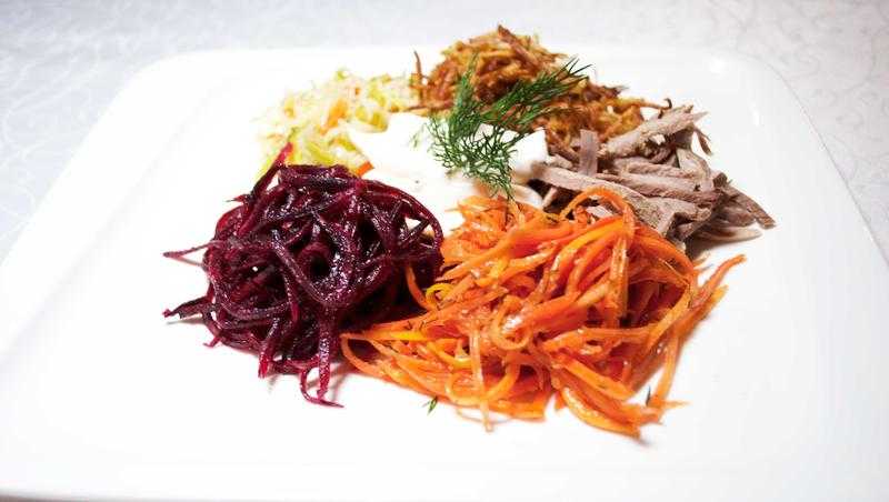 20 мясных салатов, которые сможет приготовить каждый
