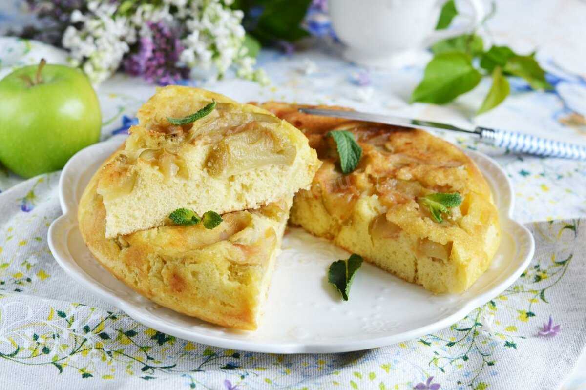 Пирог с яблоками на сковороде без духовки рецепт фото пошагово и видео - 1000.menu