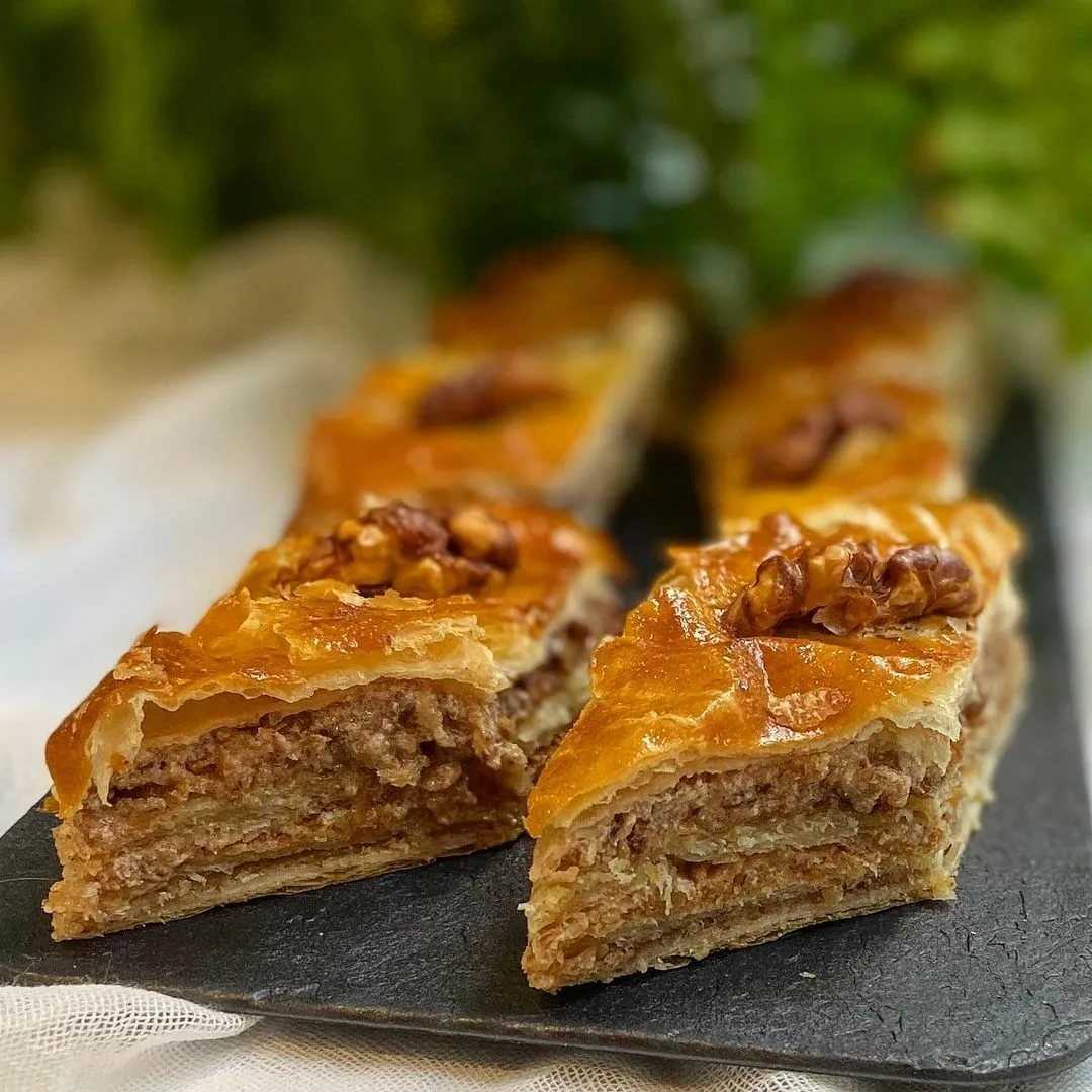 Конвертики из слоеного теста с орехами рецепт с фото