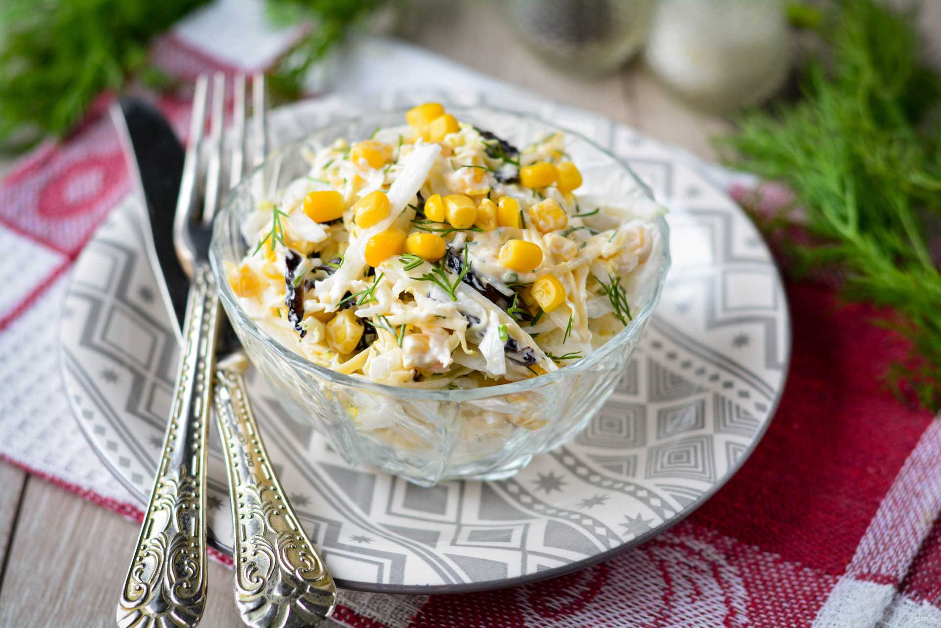 Салат с копченой курицей и кукурузой – 8 простых и вкусных рецептов