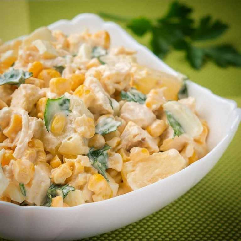 Салат с копченой курицей и кукурузой − 7 рецептов как приготовить дома