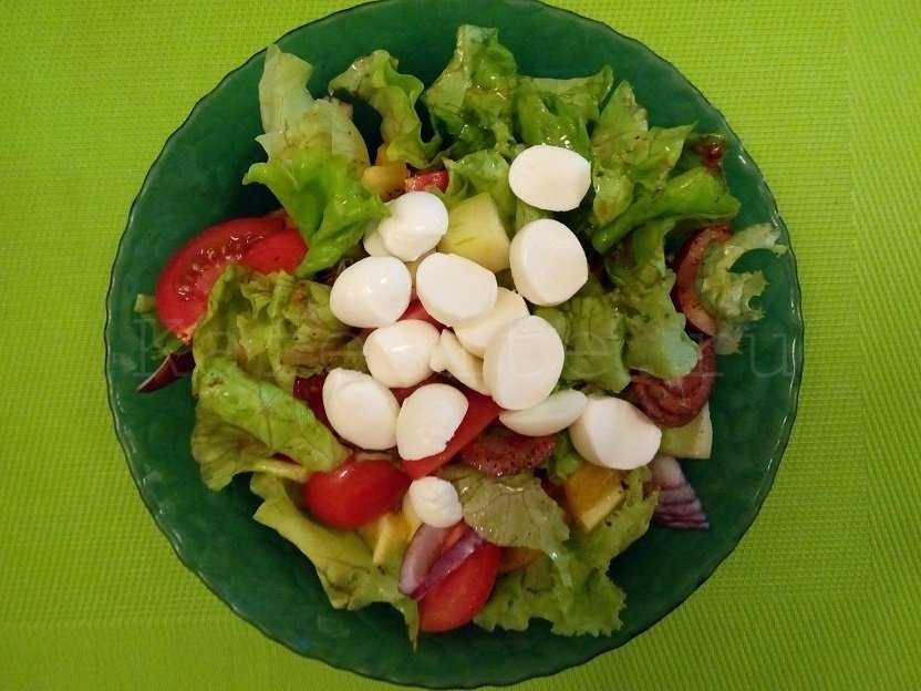 Салат с рукколой, помидорами черри, моцареллой и кедровыми орешками - бабушкины рецепты