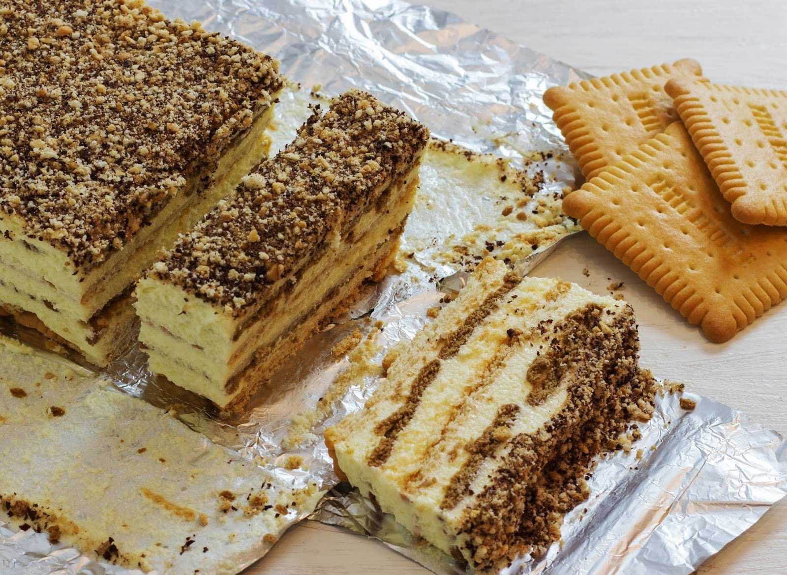 Вкусный торт без выпечки из печенья с творогом и сгущенкой: простой рецепт