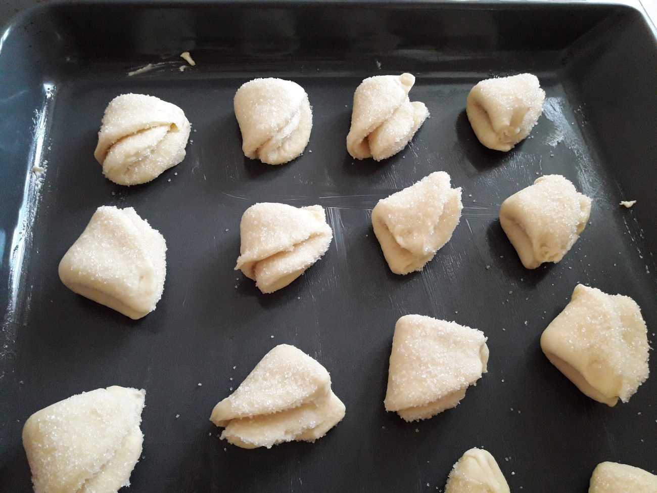 Печенье домашнее с сахаром треугольники. Творожное печенье Катрин Бауэр. Творожное печенье треугольники. Печенье с творогом треугольники. Твороженое пичеье треугольники.