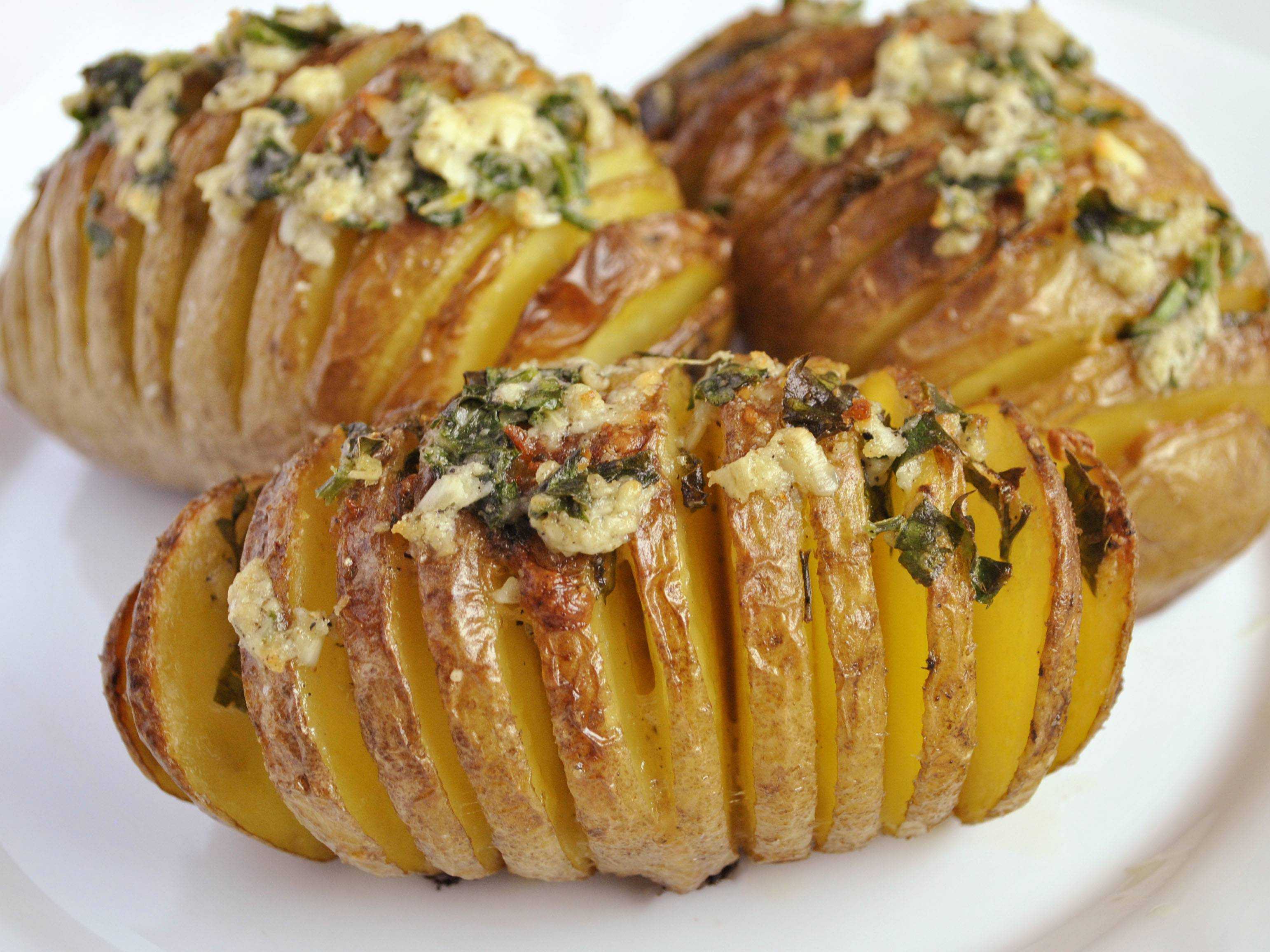 Молодая картошка, запеченная в духовке - 10 рецептов с фото на любой вкус