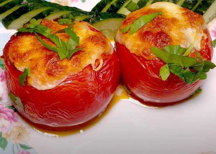 Сколько запекать помидоры. Помидоры фаршированные запеченные. Фаршированные томаты запеченные. Фаршированные помидоры в духовке. Фаршированные помидоры с фаршем.