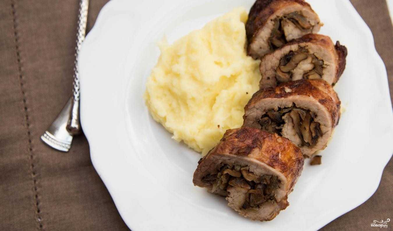 Мясные рулетики с грибами и сыром в духовке