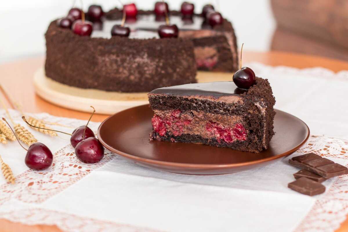 Готовим вкусный и насыщенный шоколадный торт с вишней Влажные шифоновые коржи, обилие крема, яркие ягодные прослойки Отличный десерт для праздника