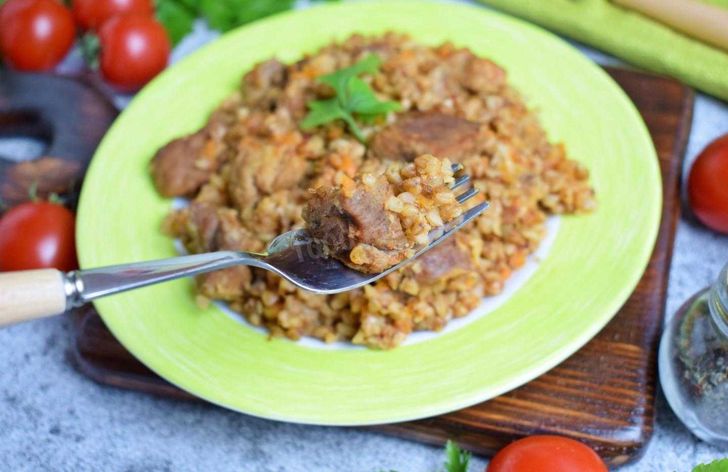 Гречка по купечески со свининой фото. Гречка по-купечески со свининой. Гречка по-купечески со свининой на сковороде. Гречка со свининой на сковороде. Гречневая каша с тушёнкой в казане.