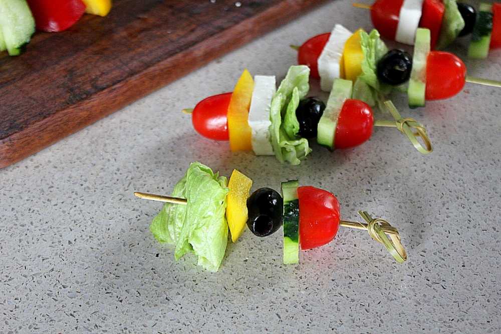 11 простых и вкусных канапе на шпажках для праздничного стола