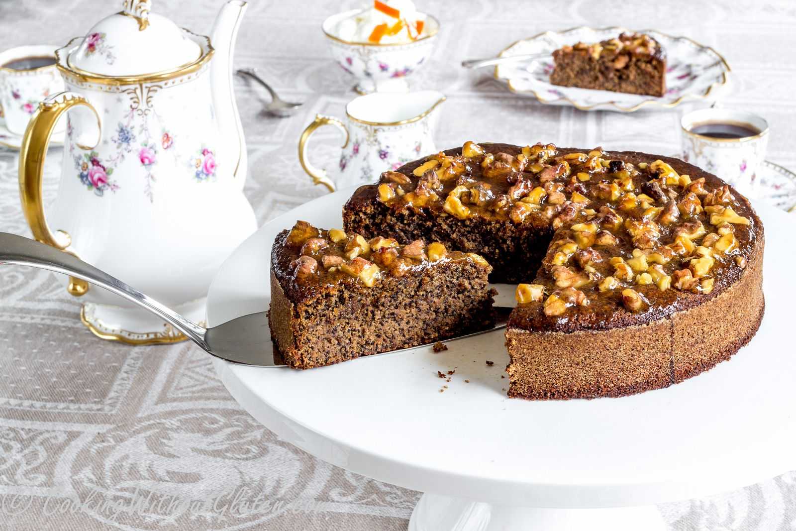 Пирог из дрожжевого теста с сгущенкой и орехами