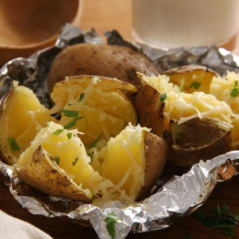 Картошка, запеченная в фольге в духовке: 15 очень вкусных рецептов