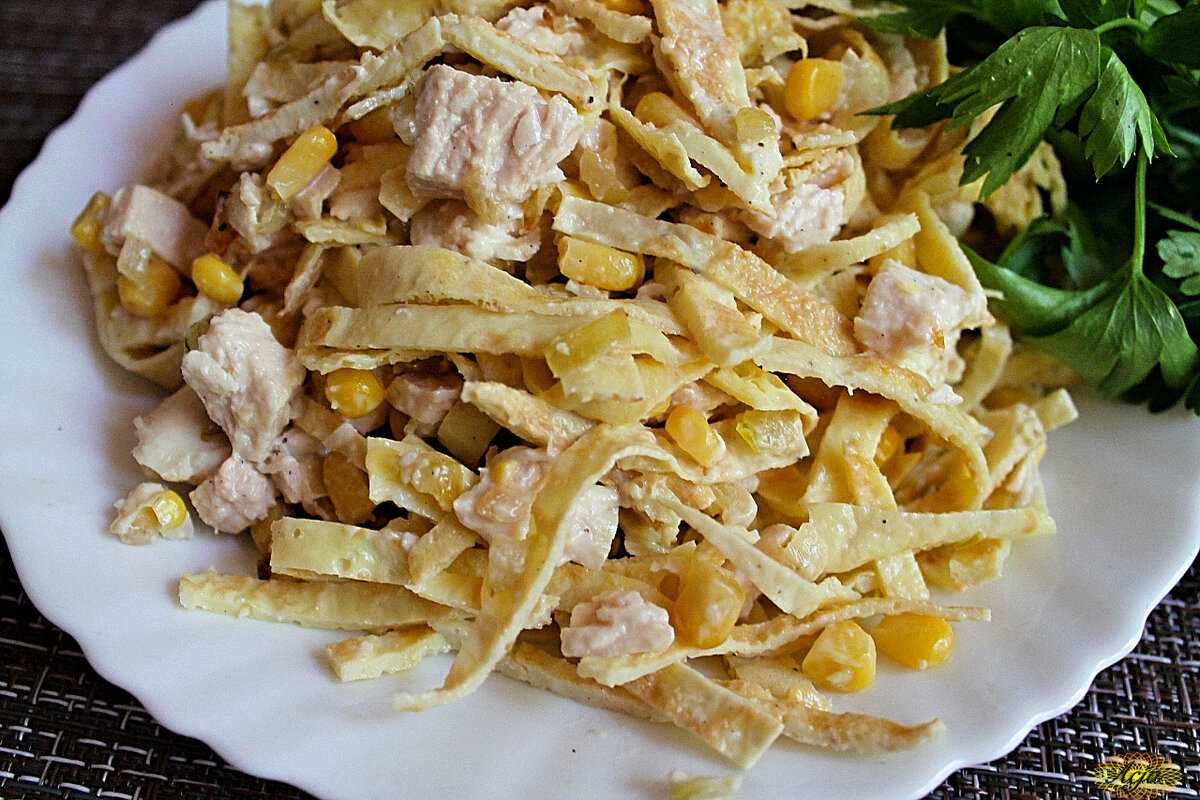 Салат с копченой курицей и кукурузой - 9 пошаговых фото в рецепте