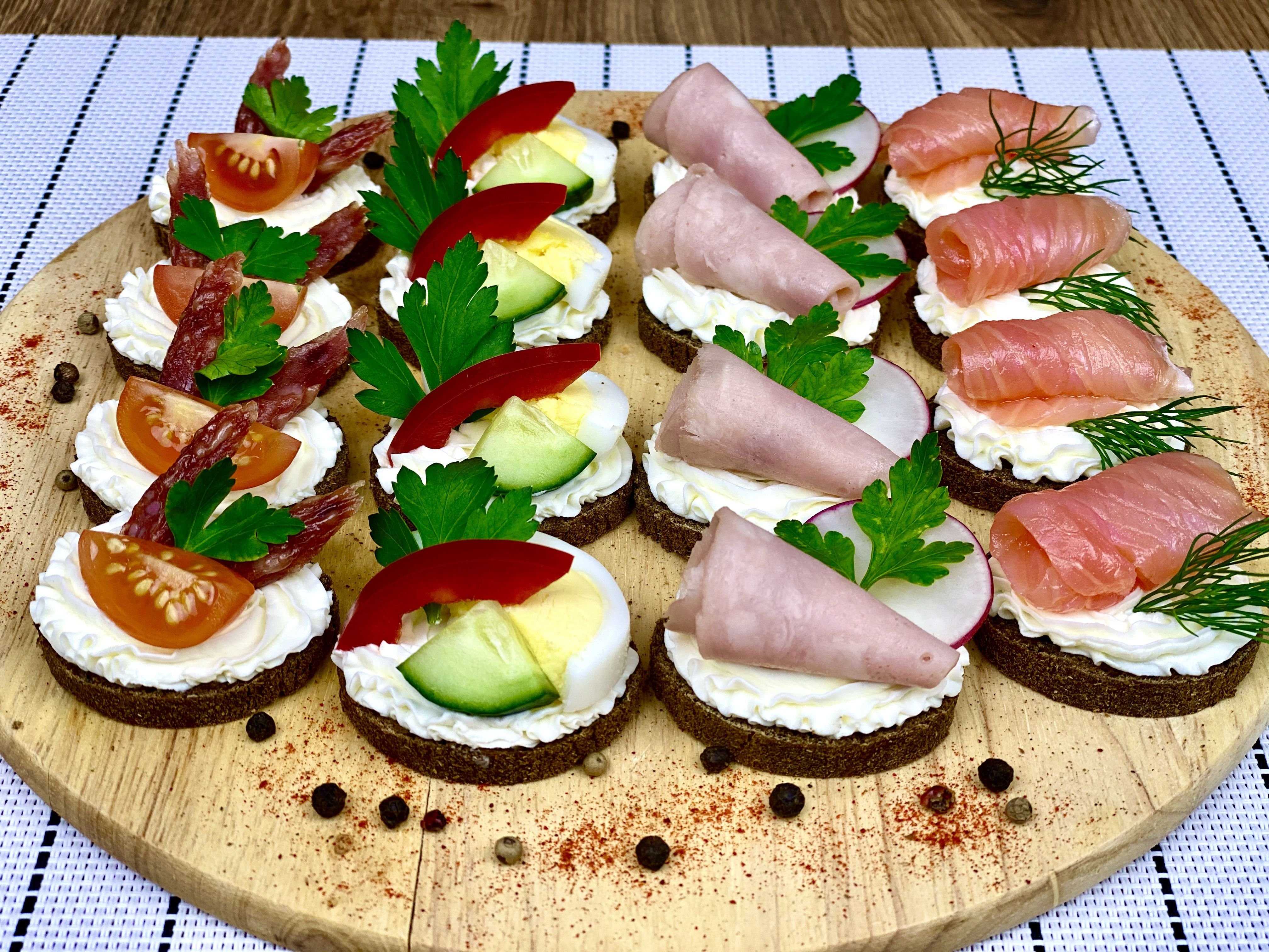 Бутерброды на праздничный стол - простые и вкусные рецепты на день рождения и новый год с фото