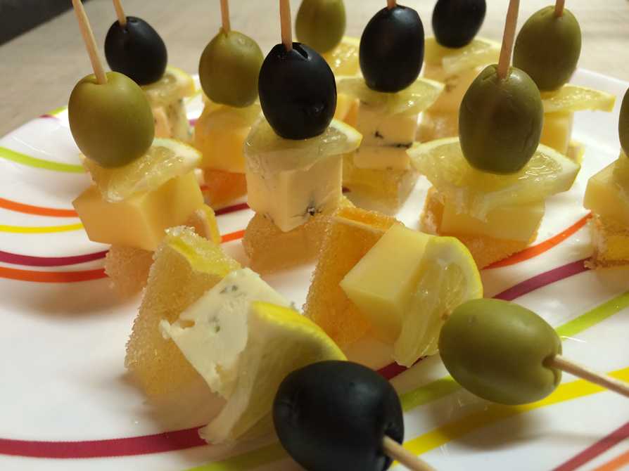 Простое и вкусное канапе на шпажках на праздничный стол — фото рецепты. фруктовое канапе, канапе с сыром, мясное канапе, праздничные бутерброды