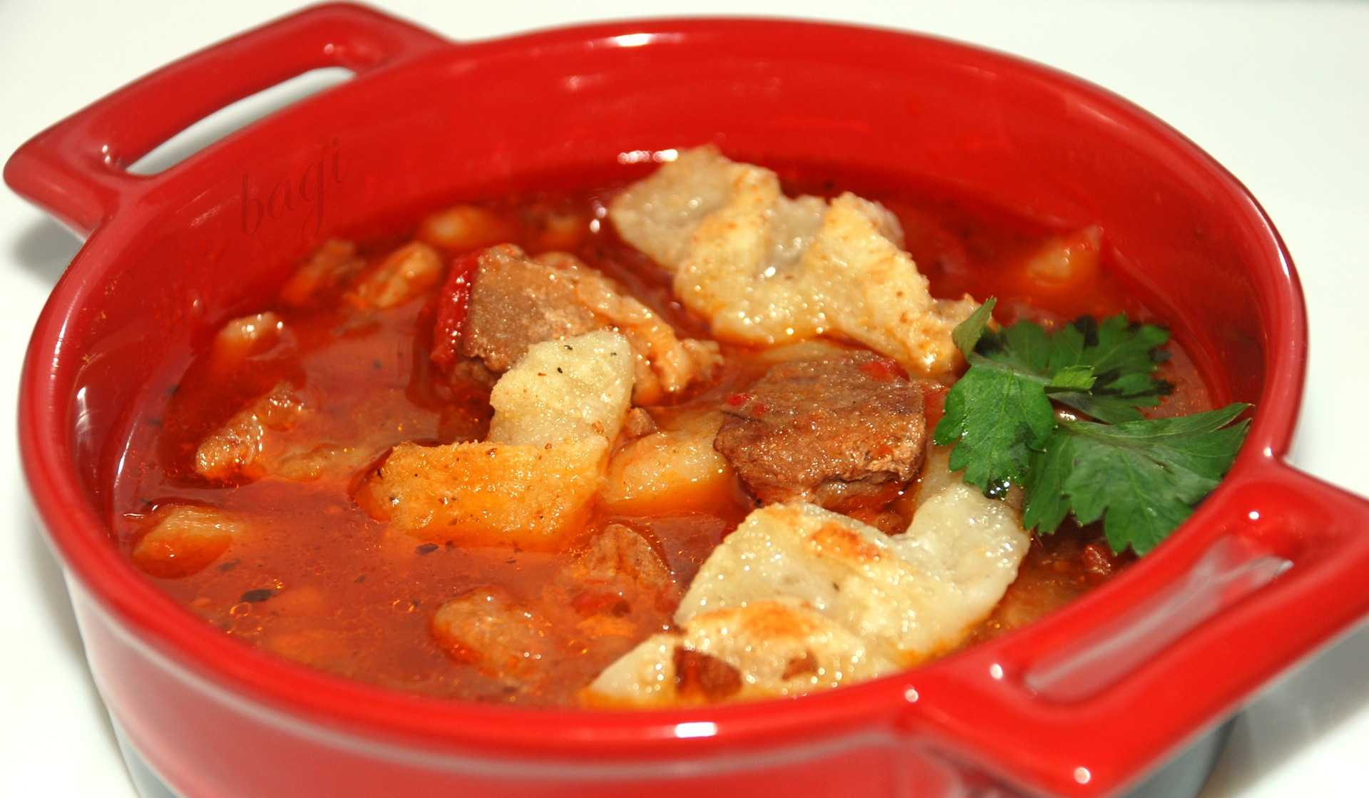 Как приготовить самый вкусный гуляш из свинины с подливкой в мультиварке