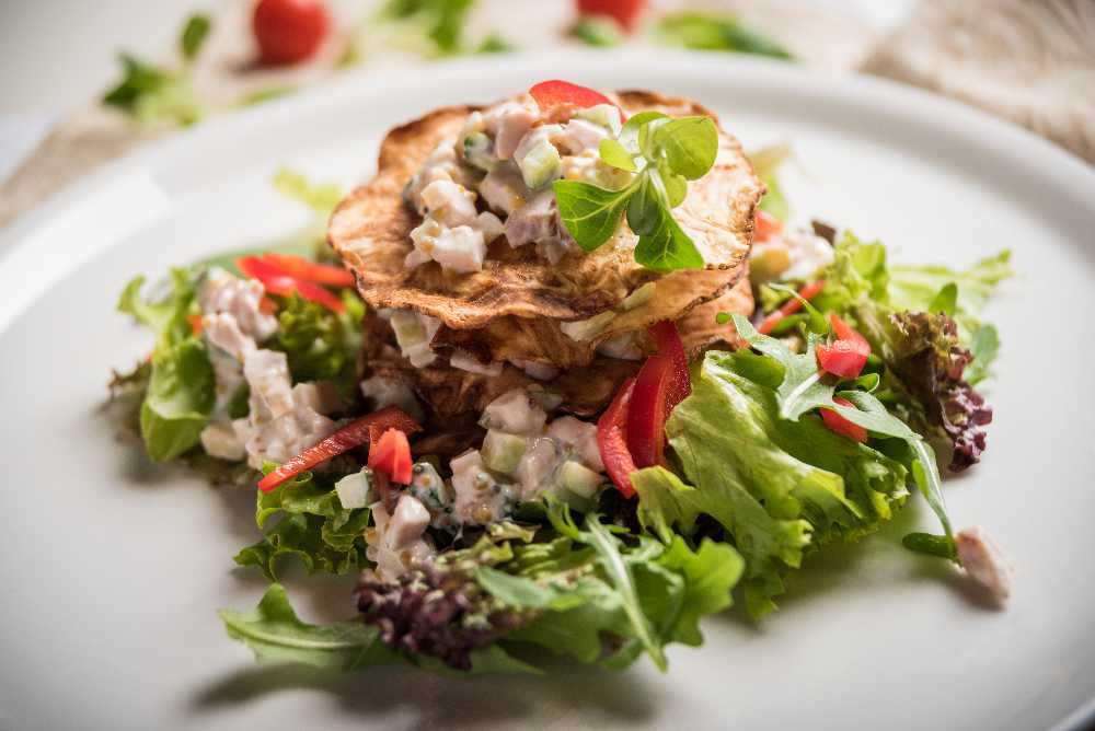 Салат с копченой курицей: 10 вкусных рецептов приготовления
