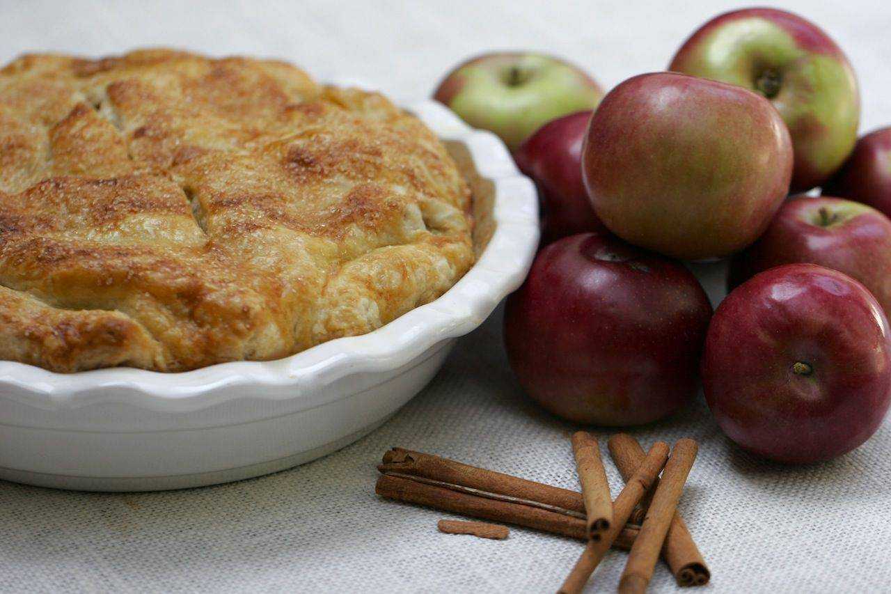 Ела вкусные яблоки. Шарлотка. Пирог шарлотка с яблоками. Яблочно-Грушевая шарлотка. Постный пирог с яблоками.