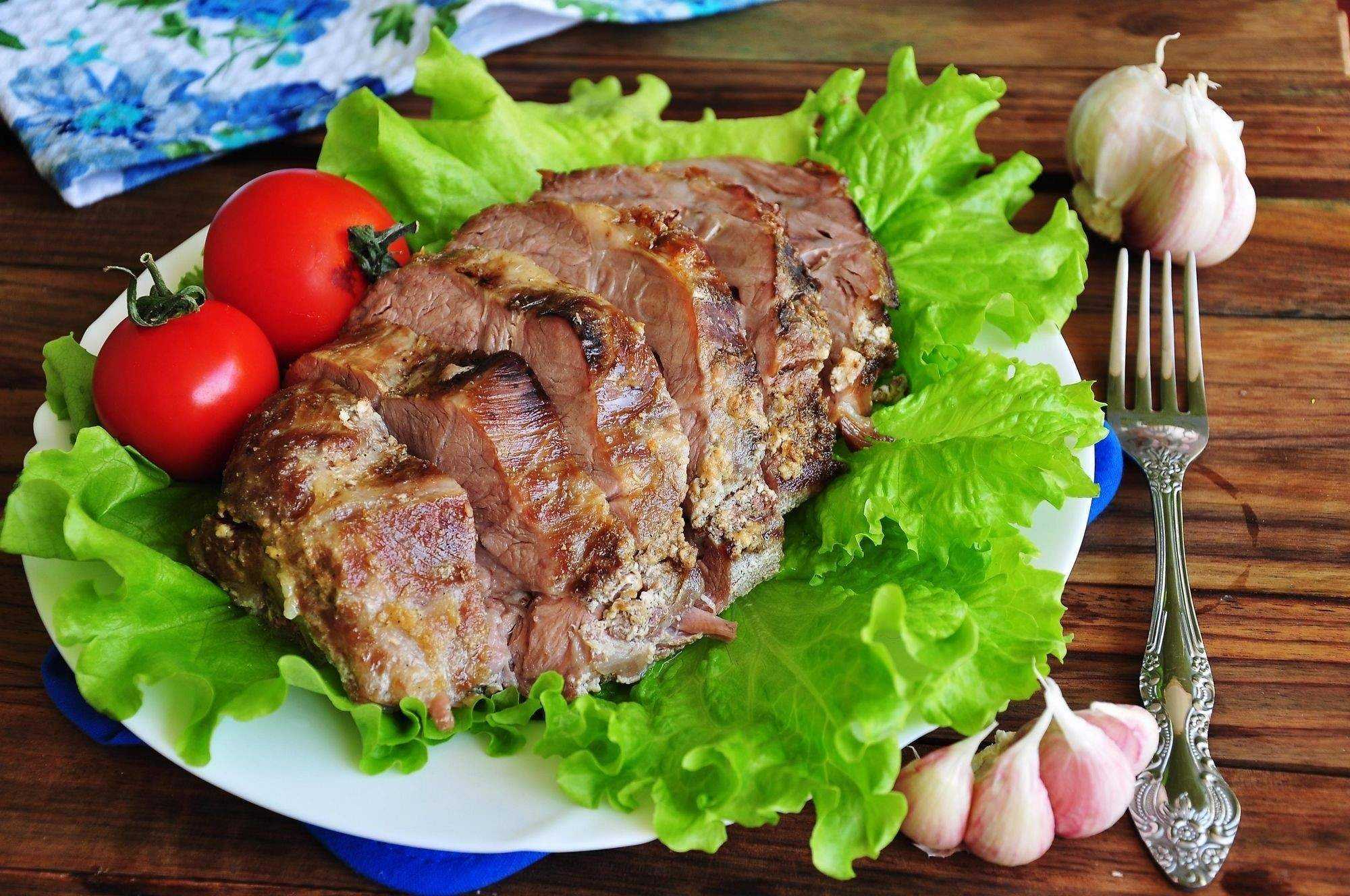 Запечь кусок телятины в духовке. Мясные блюда. Свинина на праздничный стол. Мясные блюда на праздничный стол. Горячие мясные блюда на праздничный стол.