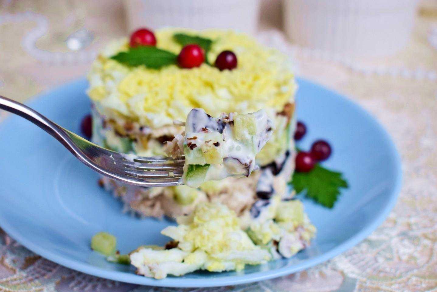 Салат с курицей и яйцом. 7 фото рецептов с грибами, огурцами, кукурузой, сыром, ананасом