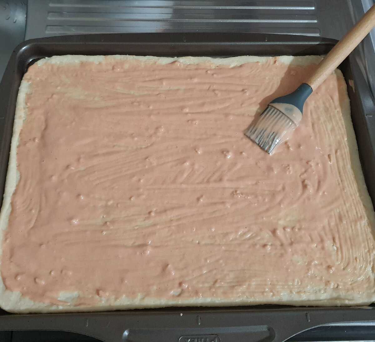 Пицца из творожного теста: с колбасой и корнишонами, с креветками, соусы
