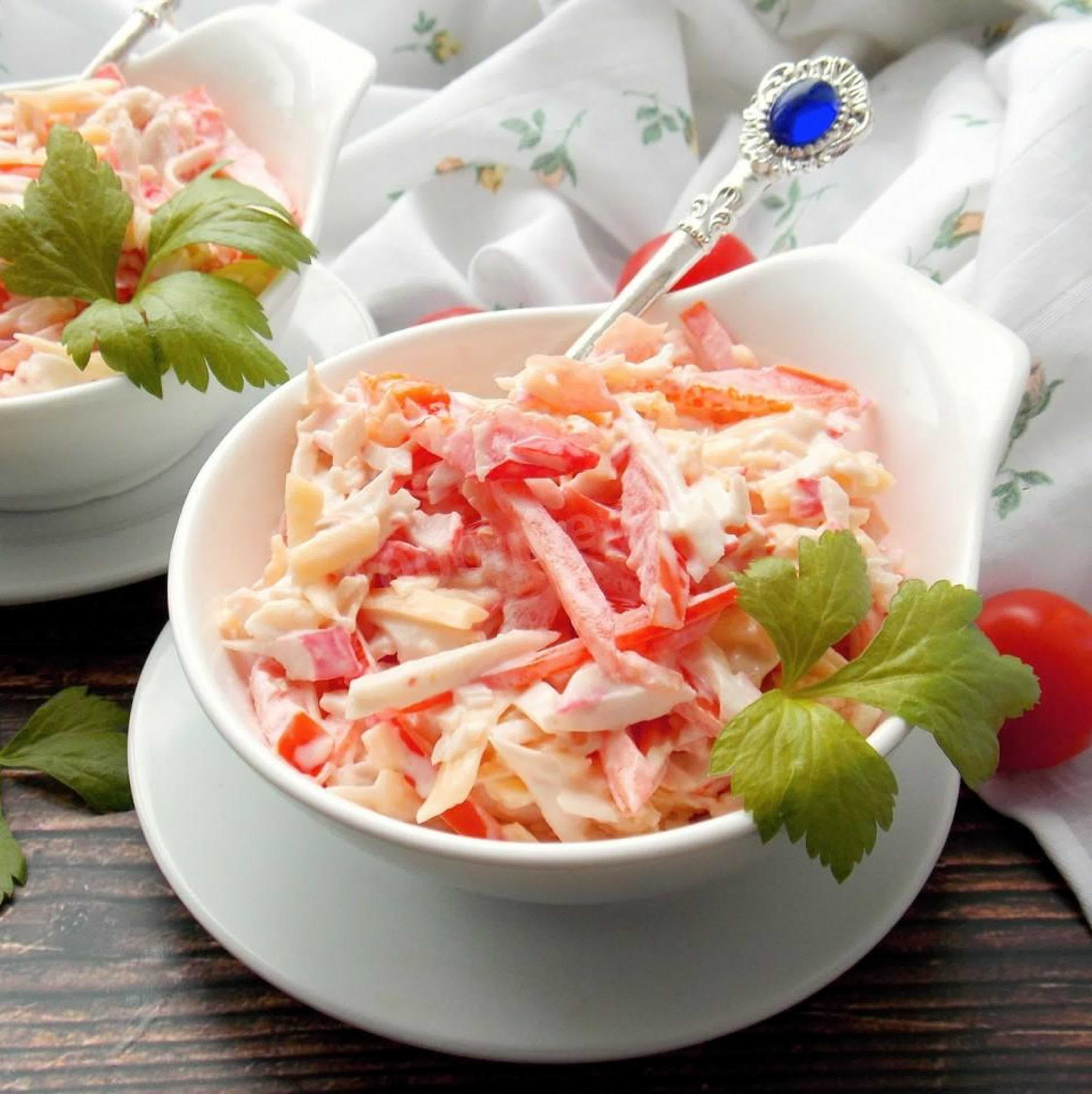 Салат с крабовыми палочками - 10 рецептов, которые украсят ваш праздничный стол