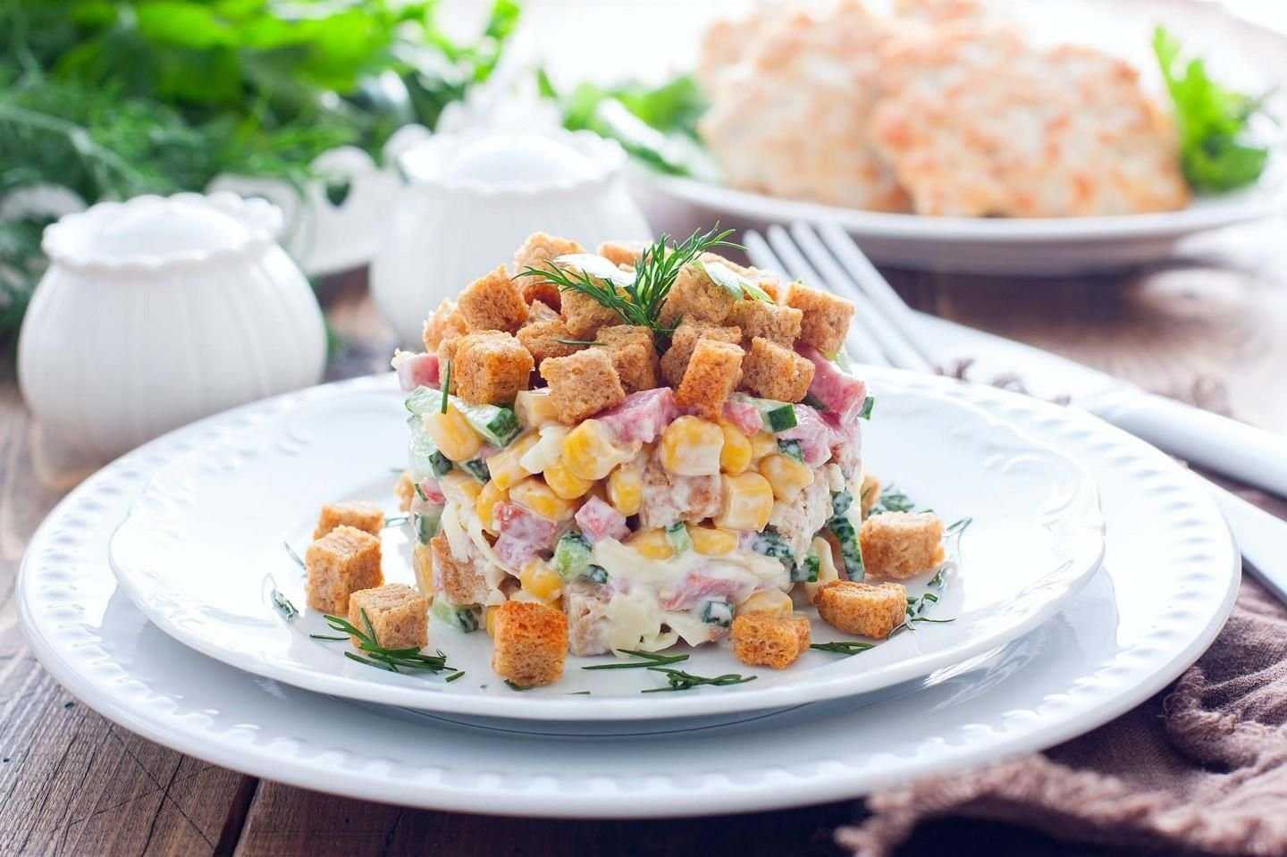 20 очень вкусных салатов с фасолью и сухариками