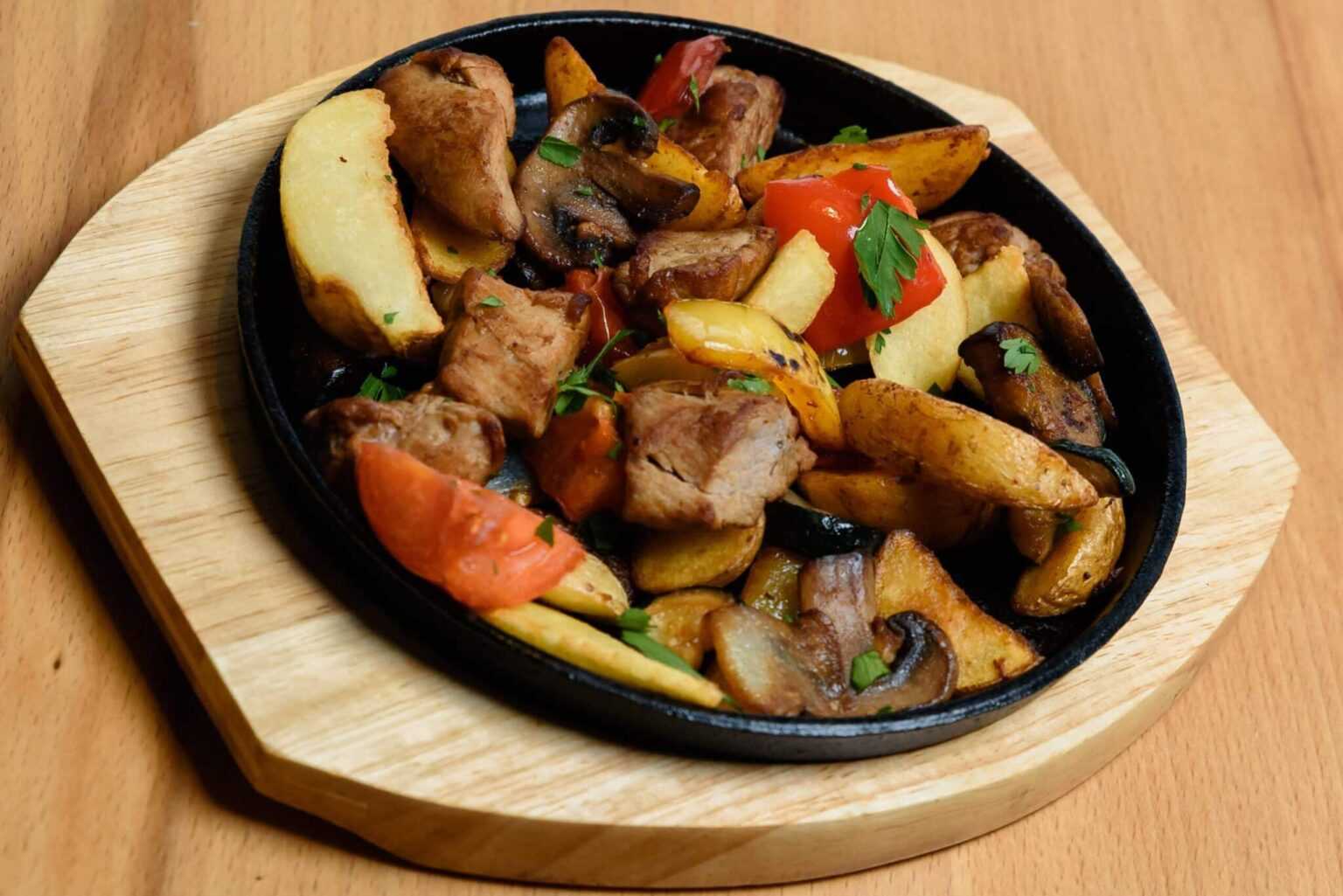 Свинина на сковороде: 20 простых и вкусных рецептов