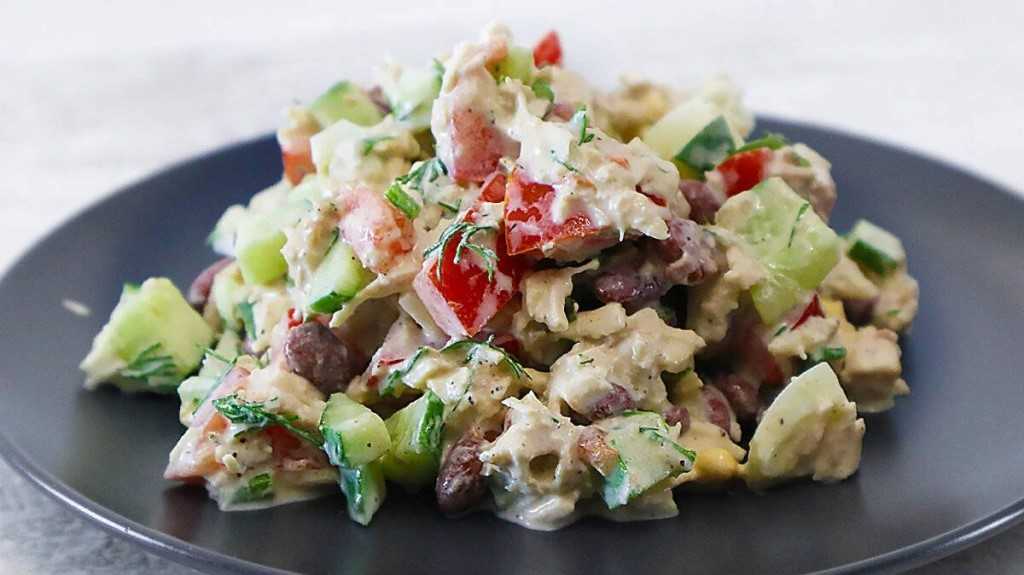 Салат с курицей и помидорами — 9 простых рецептов