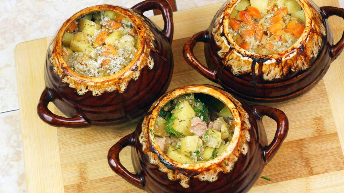 Мясо в горшочках: классические рецепты с картошкой приготовленные в духовке