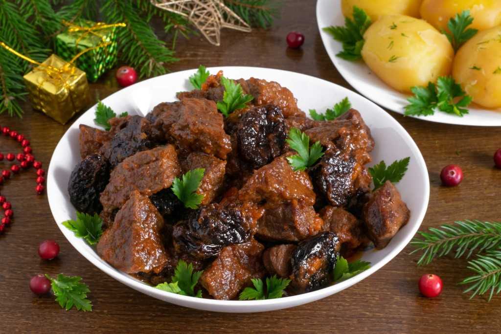 Мясо с черносливом – 10 лучших рецептов